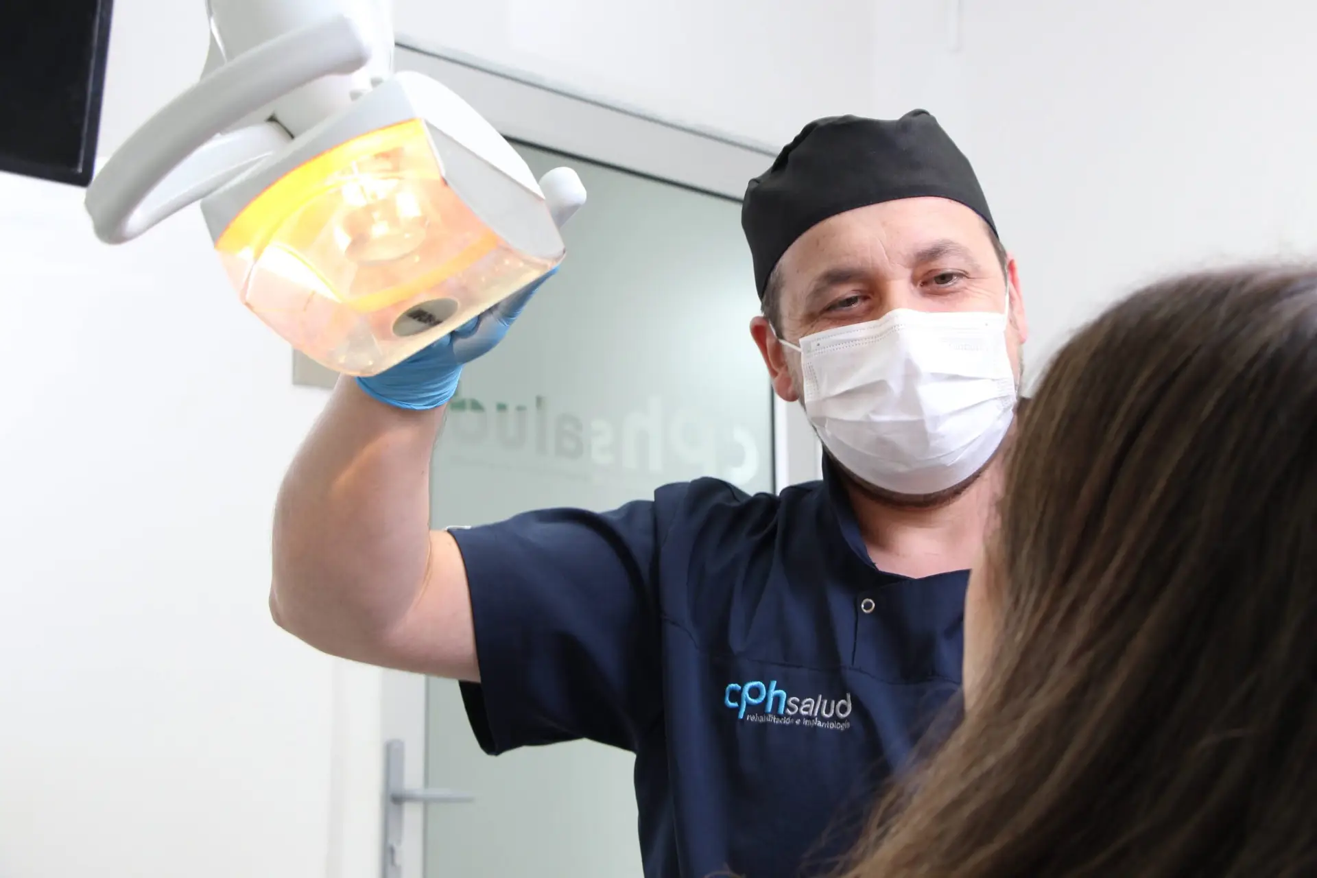 Dr. Francisco Ortiz, Cirujano Dentista e Implantólogo especializado en tratamientos avanzados de implantología y rehabilitación oral. Experiencia, precisión y cuidado en cada sonrisa.