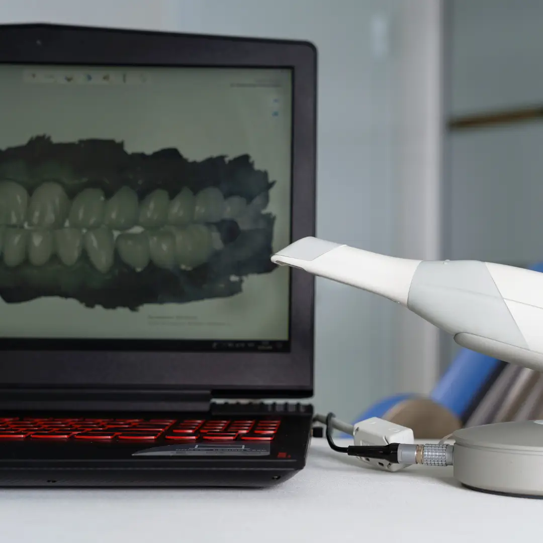 Dr. Francisco Ortiz, Cirujano Dentista e Implantólogo especializado en tratamientos avanzados de implantología y rehabilitación oral. Experiencia, precisión y cuidado en cada sonrisa.